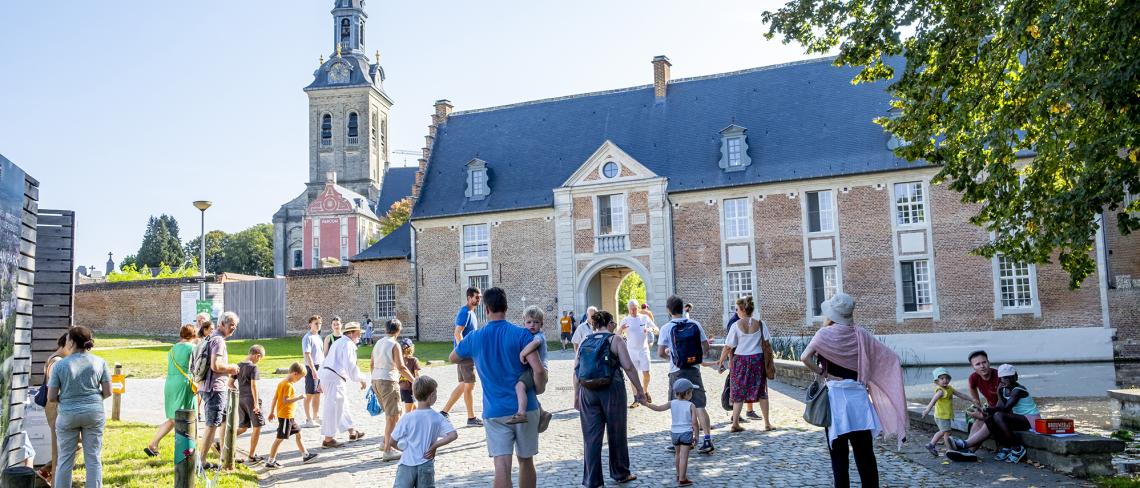 Bezoekers op het centrale plein