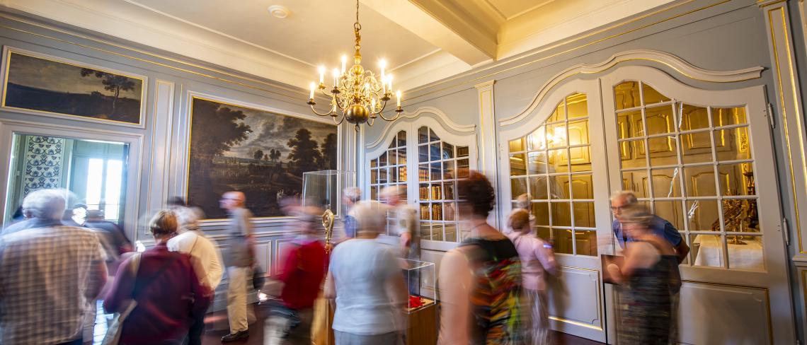 Bezoekers in het appartement van de abt