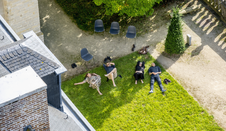 Bezoekers in de abtstuin tijdens een beiaardconcert