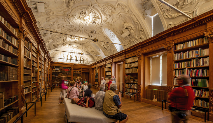 bibliotheek met bezoekers