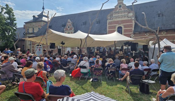 Bezoekers luisteren naar concert