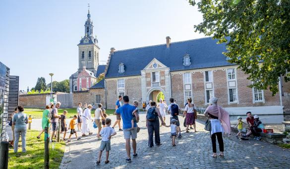 Bezoekers op het centrale plein