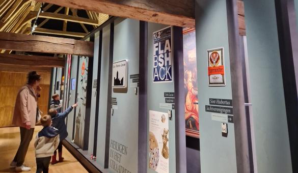 Museumzaal met collectiepresentatie Je Gelooft Het Nooit