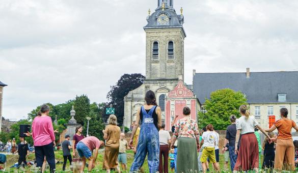 Mensen dansen op het gras bij de abdij