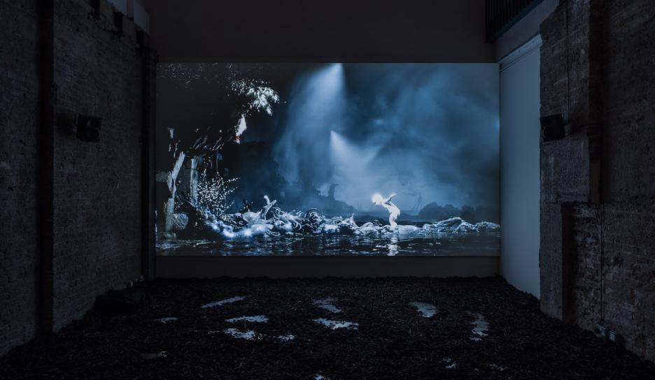 Kunstwerk van Eunjo Lee voor Verweven Landschappen / Threading Landscapes  Installation view: Eunjo Lee, Before the  Shadow Taught the Sun (21 March–4 May  2025) at Goldsmiths Centre for  Contemporary Art.